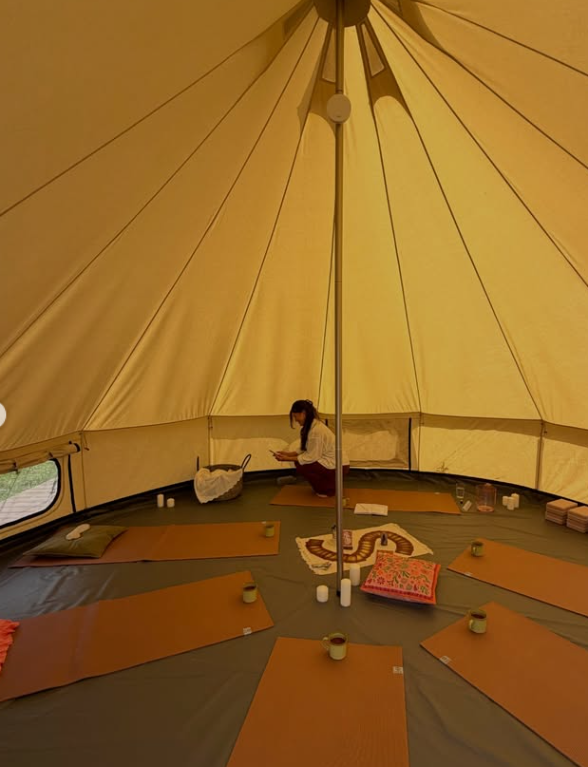 Pilatesmatten klaargelegd in de belltent